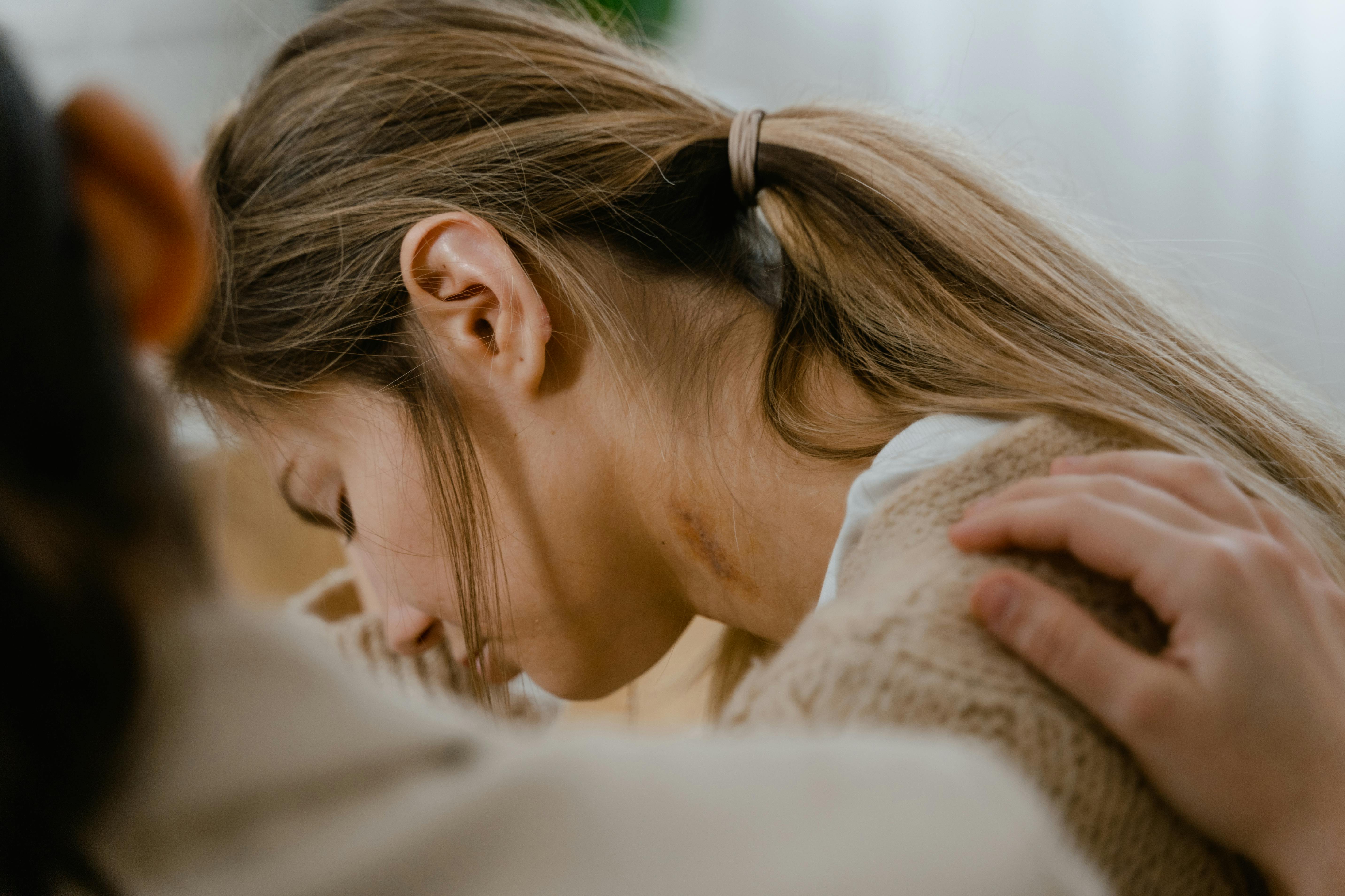 Woman comforts her friend | Source: Pexels